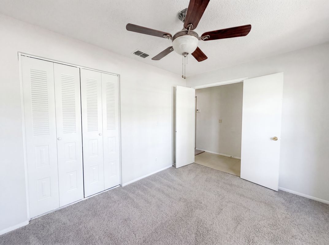 Photo 17 of 27 of 5720 Kneeland Ln, Tampa, FL