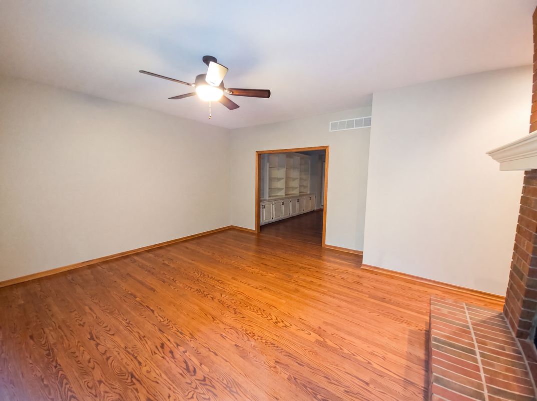 Photo 4 of 30 of 945 N Woodridge Ct, Wichita, KS
