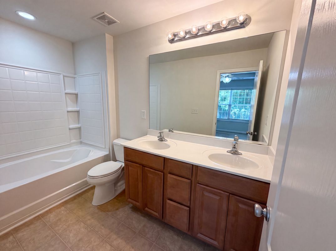 Photo 12 of 23 of 1019 Ivydale Cir, Lawrenceville, GA