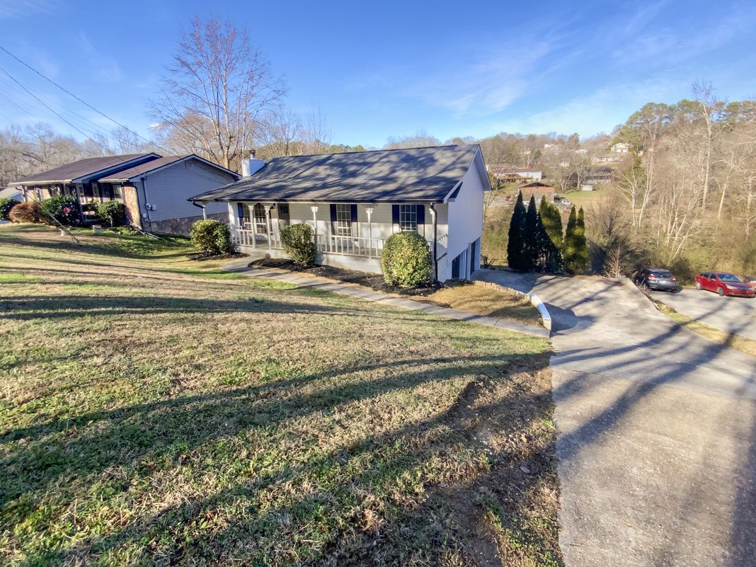 Photo 7 of 23 of 7511 Irongate Dr, Hixson, TN