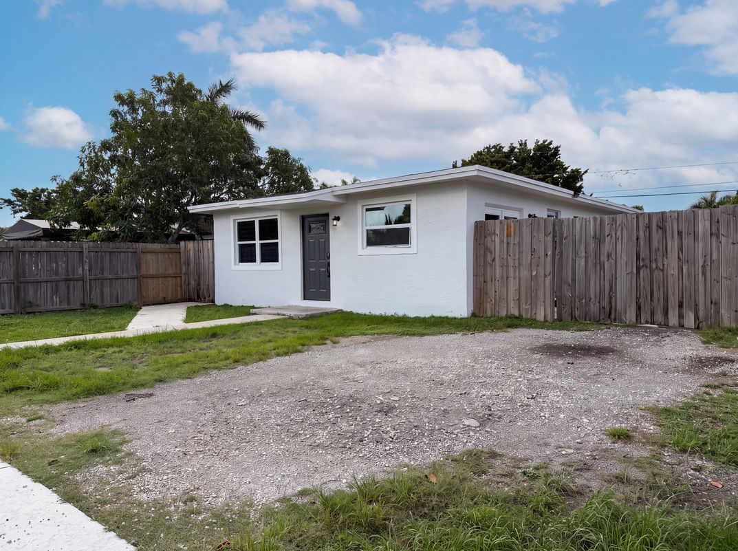 Photo 18 of 23 of 1320 NW 15th St, Homestead, FL