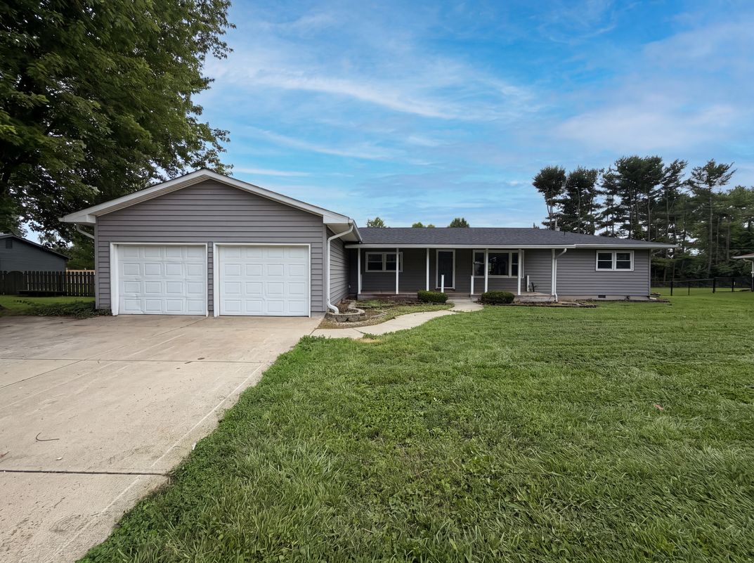 Property photo 1 of 902 W Highland Dr