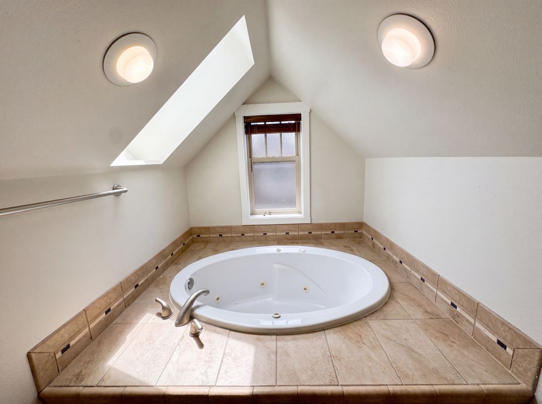 Photo 9 of 23 of 1553 NW 58th St, Seattle, WA