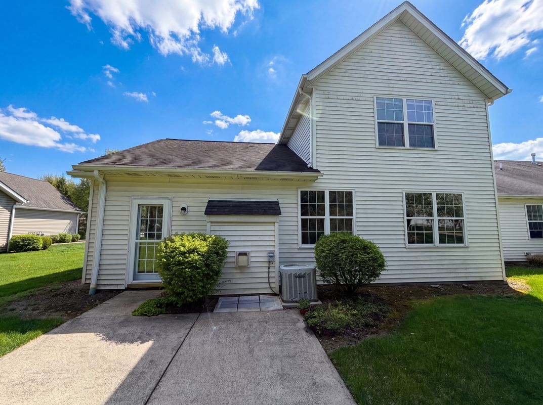 Photo 5 of 20 of 8757 Roberts Ct, Olmsted Falls, OH