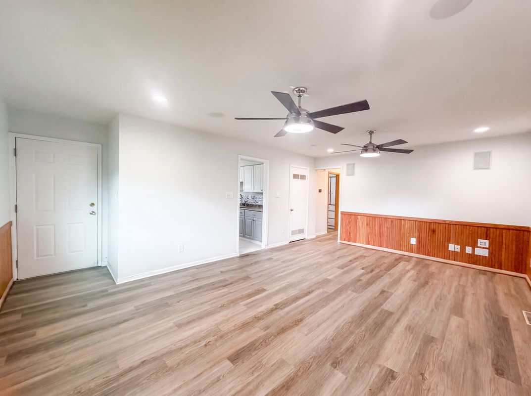 Photo 3 of 26 of 2221 Myrtle Ave, Columbus, OH