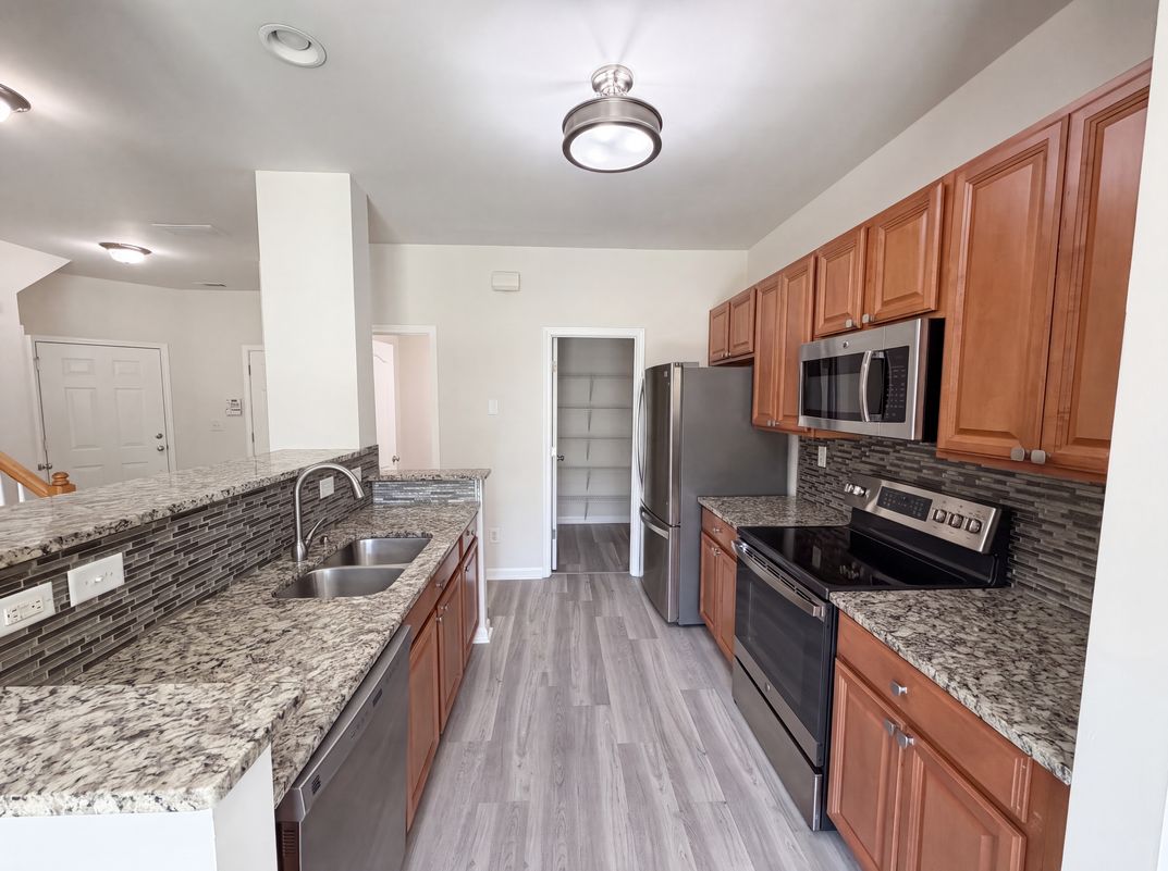 Photo 2 of 23 of 1019 Ivydale Cir, Lawrenceville, GA