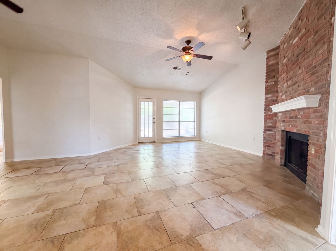 Photo 8 of 16 of 6806 Raintree Frst, San Antonio, TX