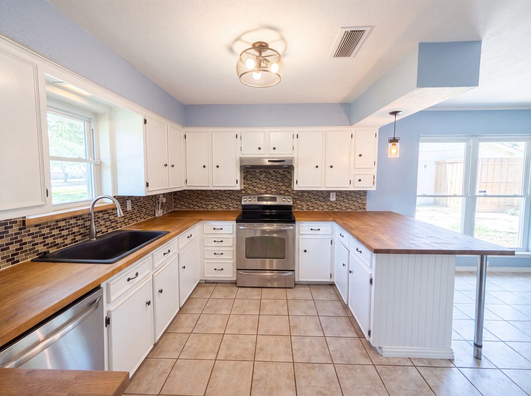 Photo 7 of 16 of 1115 N Waterview Dr, Richardson, TX