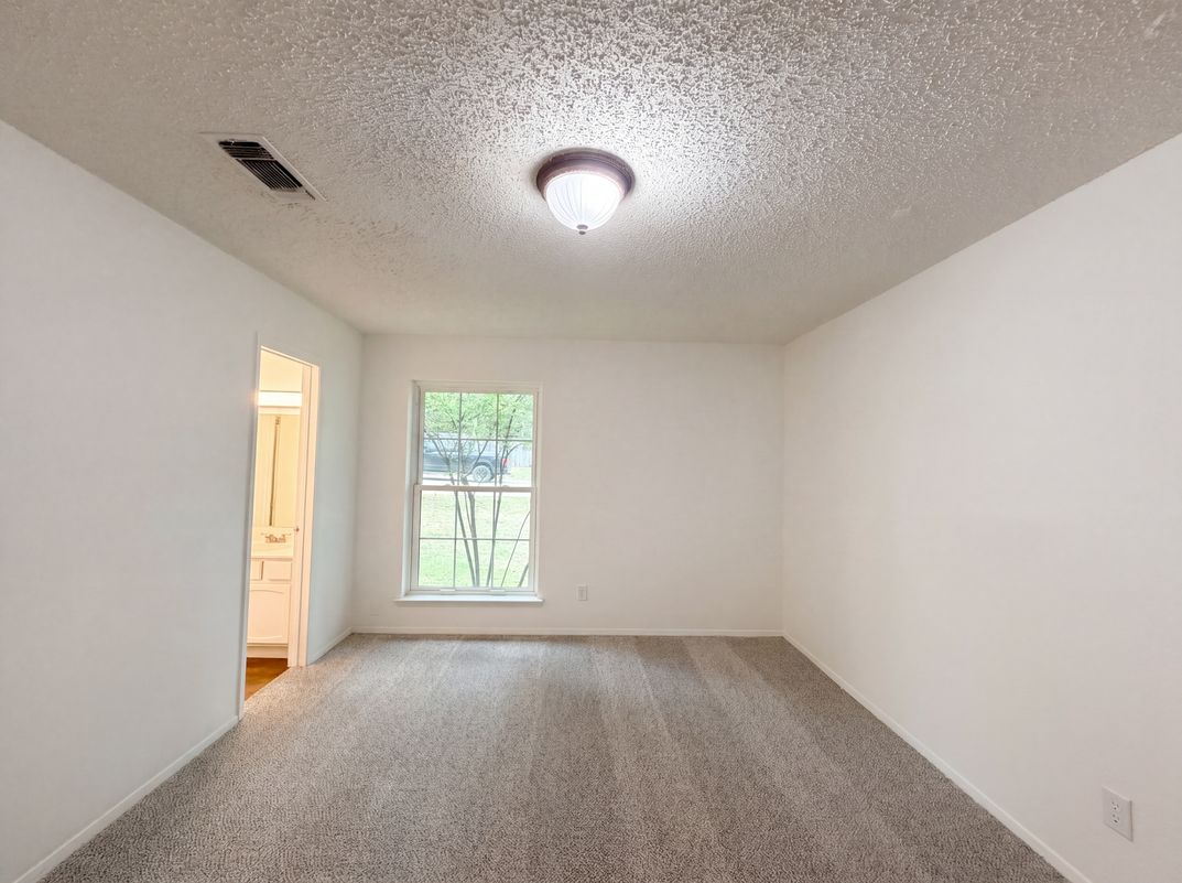 Photo 15 of 19 of 512 Lake Crest Pkwy, Azle, TX