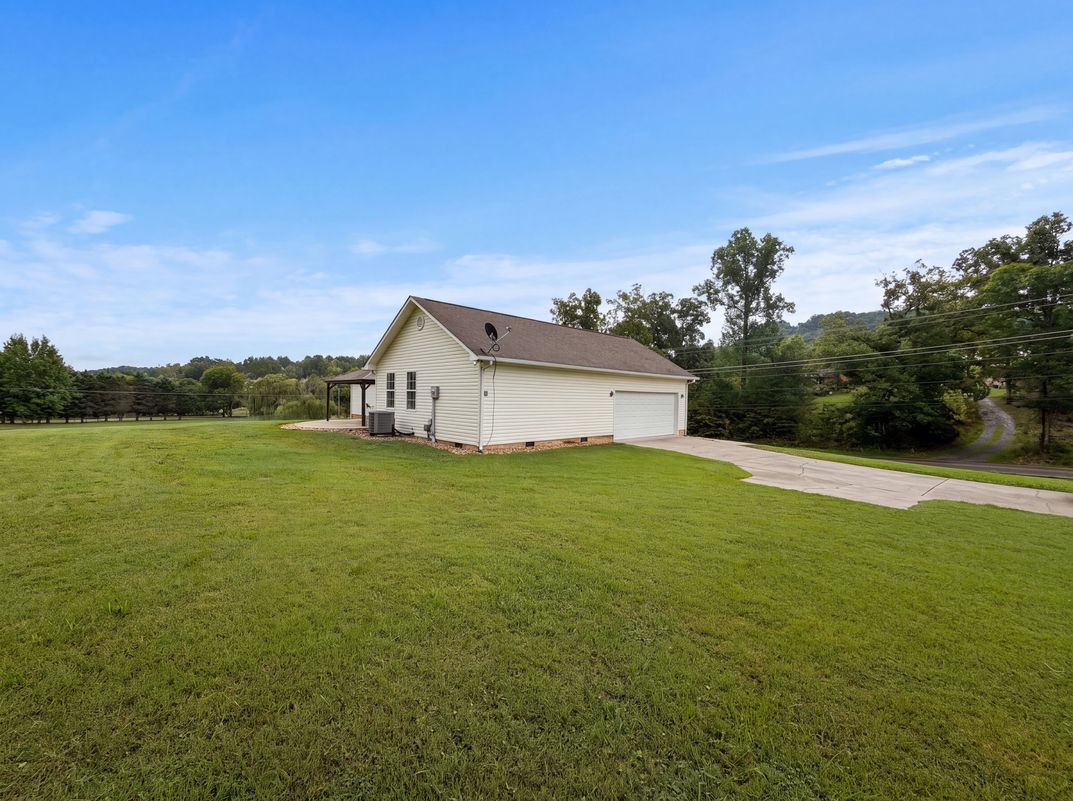 Photo 33 of 37 of 3146 Lora Dr, Maryville, TN