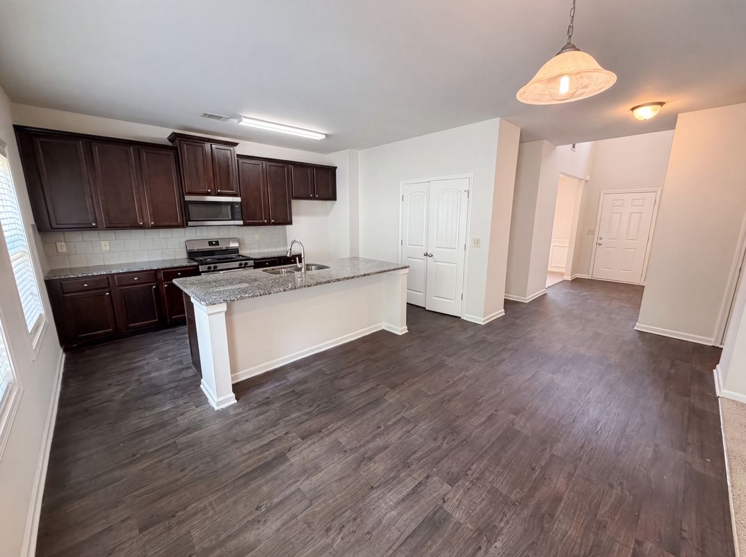 Photo 2 of 34 of 821 Walnut Woods Dr, Braselton, GA