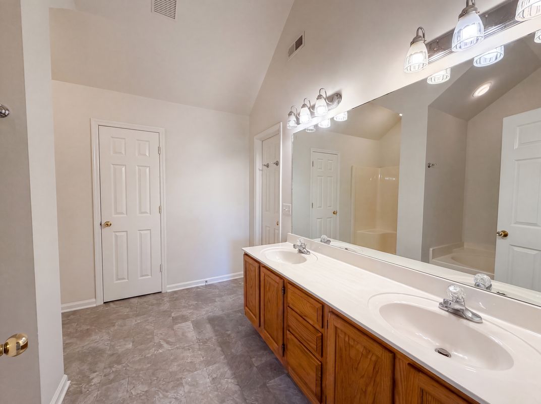 Photo 17 of 28 of 2120 Spring Lake Dr, Spring Hill, TN