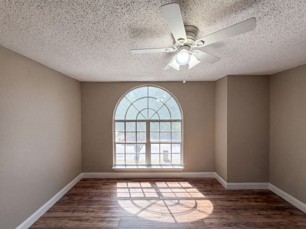Photo 15 of 20 of 6604 N Chesterfield Dr, Fort Worth, TX