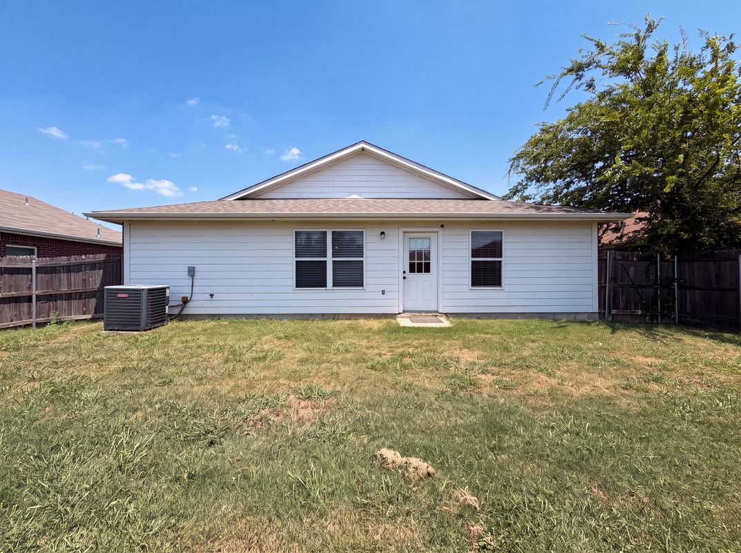 Photo 5 of 16 of 3132 Evangeline Rd, Fort Worth, TX