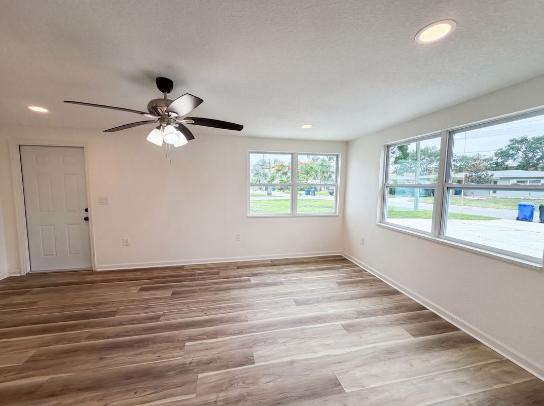 Property photo 3 of 567 Baywood Dr N