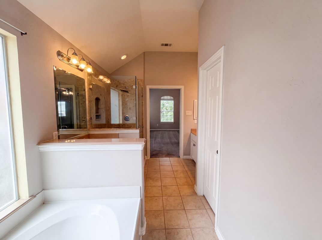 Photo 17 of 32 of 10330 Sandbar Dr, Irving, TX