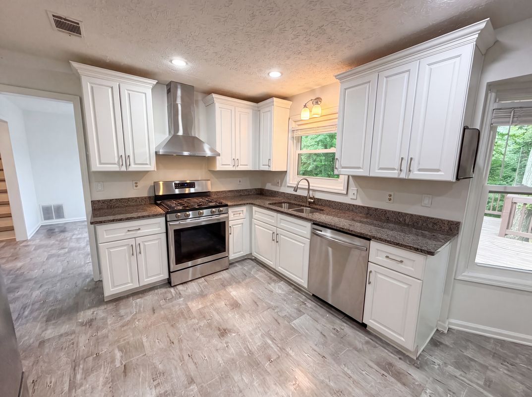 Photo 6 of 27 of 4378 Shady Dr NW, Lilburn, GA