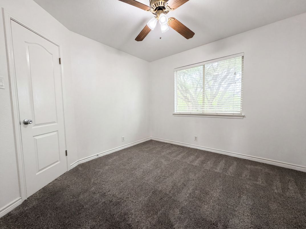 Photo 11 of 18 of 8423 Berry Knoll Dr, Universal City, TX