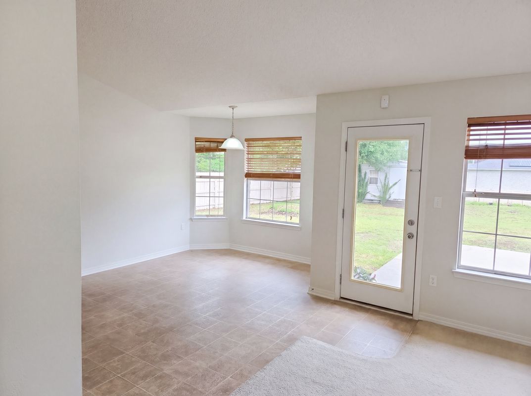 Photo 8 of 19 of 9564 Pouder Ln, Navarre, FL