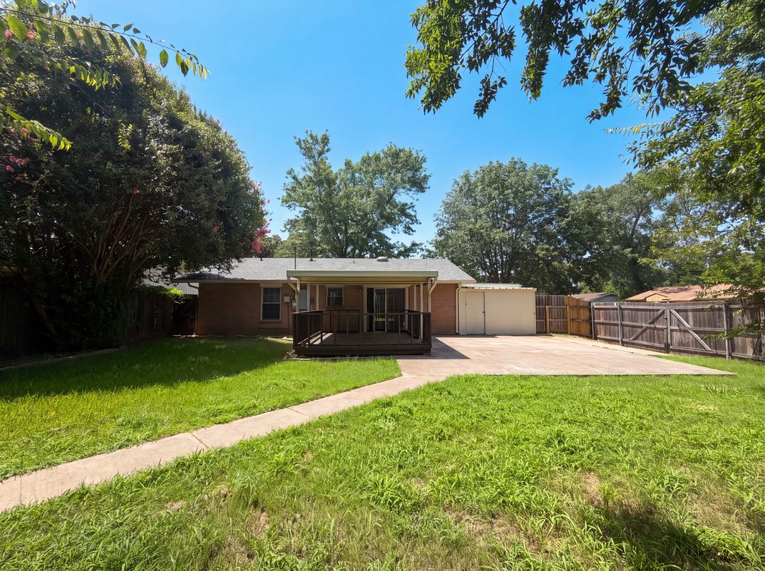 Photo 5 of 21 of 2549 Steven Dr, Denison, TX