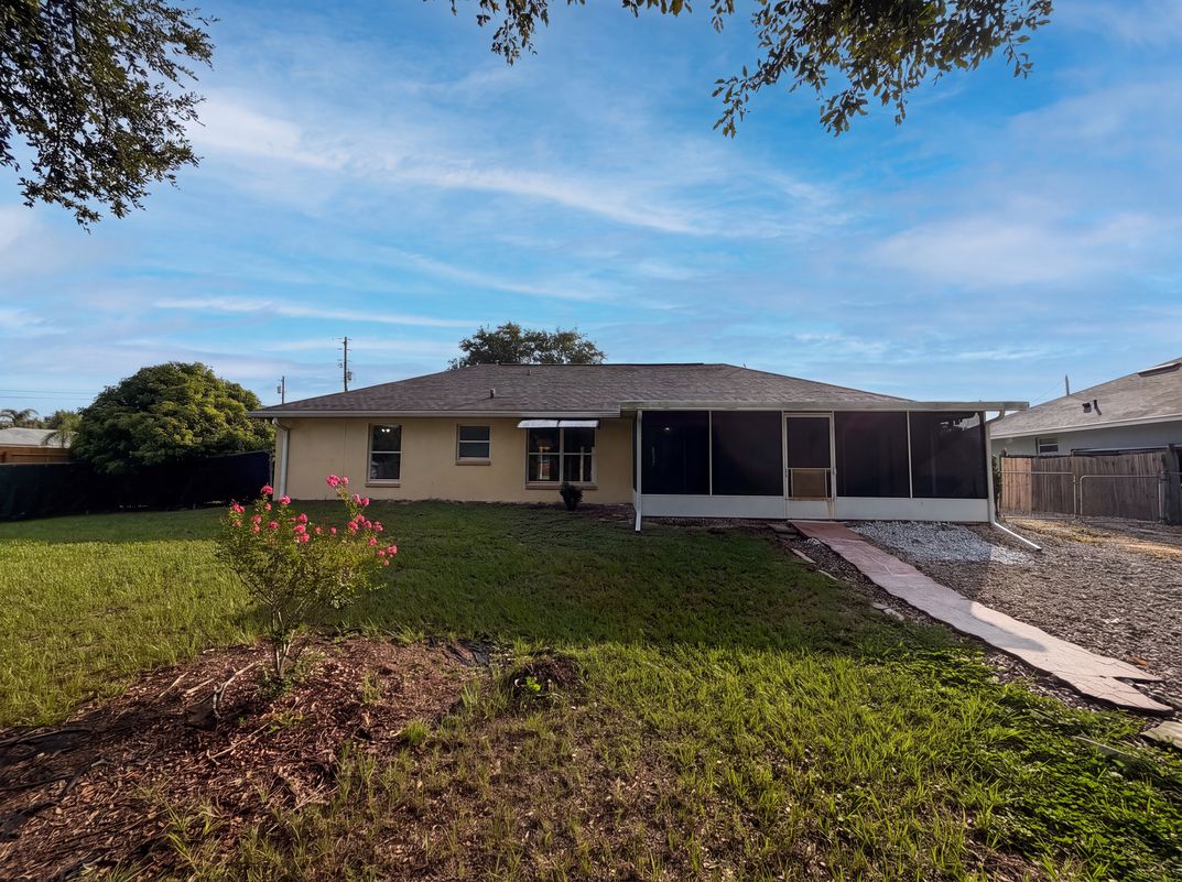 Photo 5 of 24 of 314 Dupont Cir, Howey In The Hills, FL