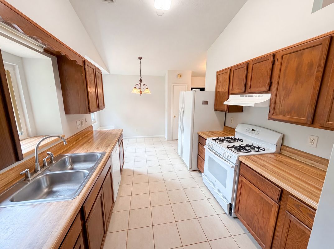 Photo 2 of 20 of 158 Colemans Bluff Dr, Woodstock, GA