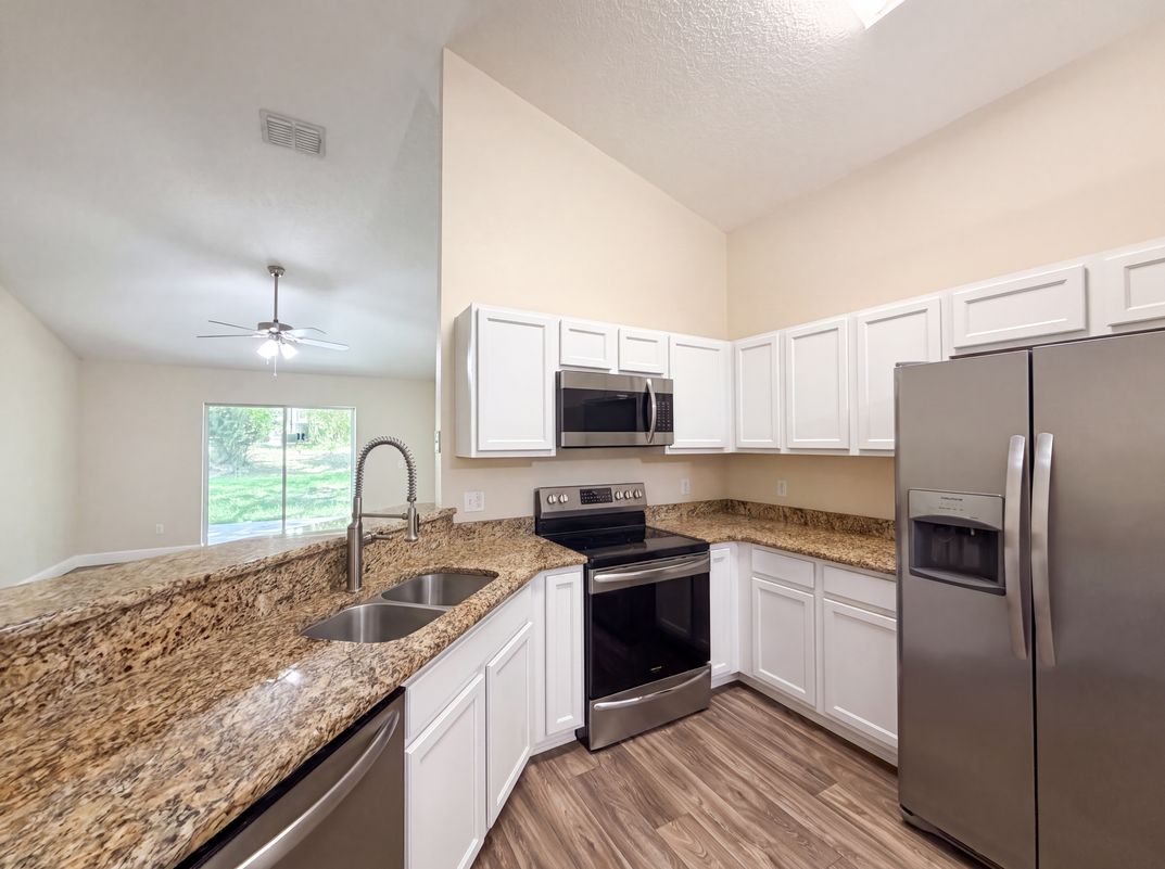 Photo 10 of 23 of 33137 Irongate Dr, Leesburg, FL