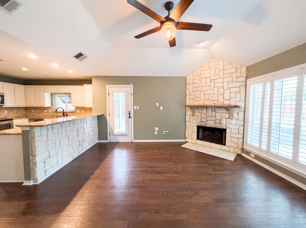 Photo 7 of 18 of 1416 Willow Wood Dr, Carrollton, TX