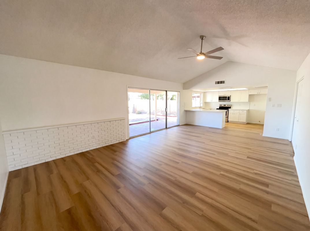 Property photo 3 of 2219 S Estrella Cir