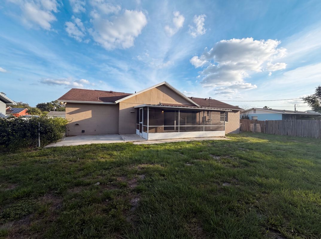 Photo 5 of 22 of 880 Fruitland Dr, Deltona, FL