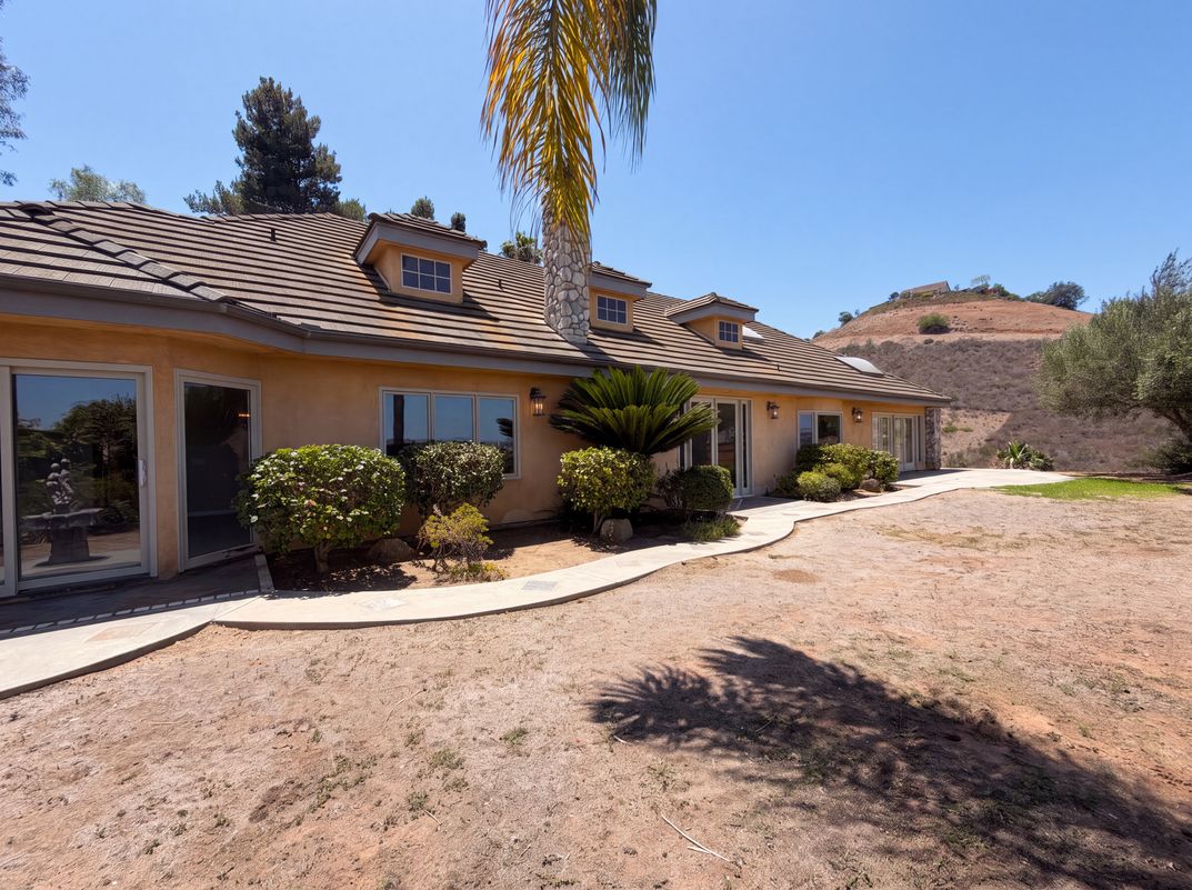 Photo 5 of 36 of 30181 Via Maria Elena, Bonsall, CA