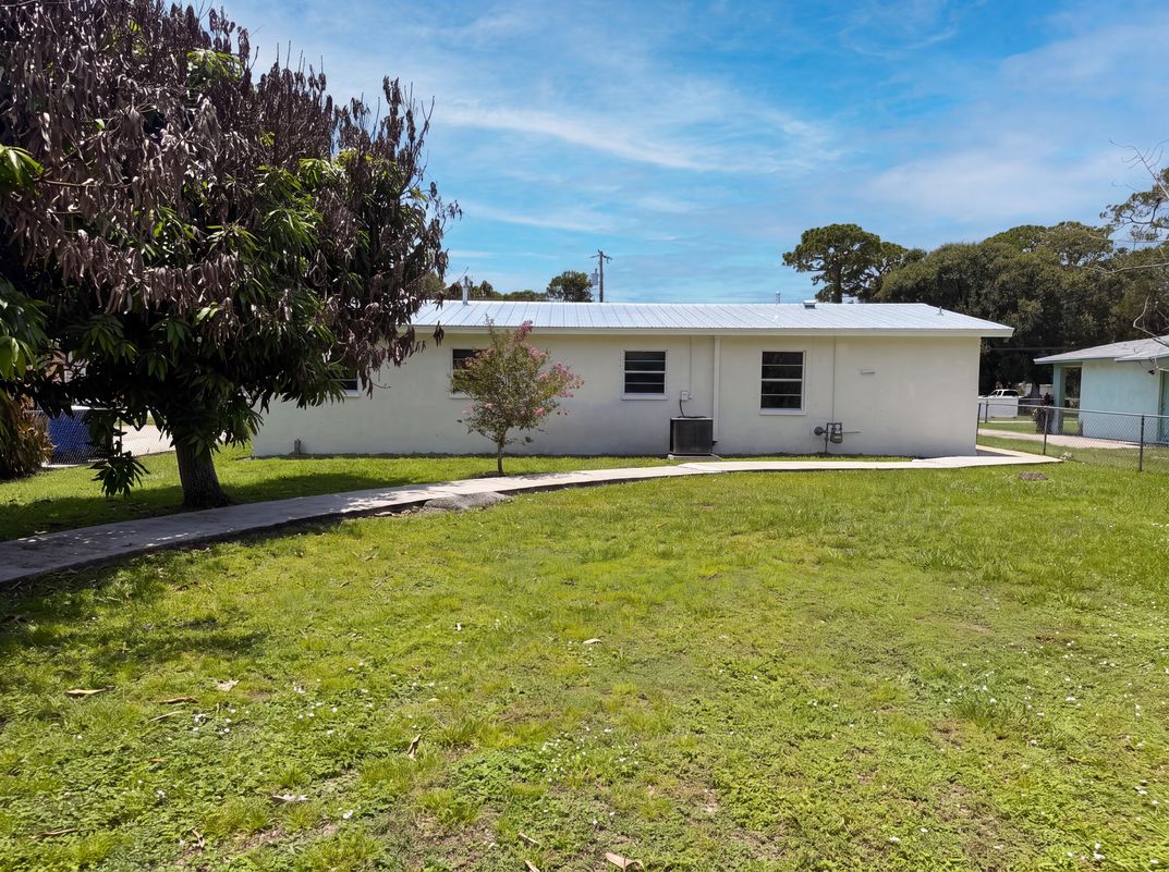 Photo 23 of 26 of 308 N 30th St, Fort Pierce, FL