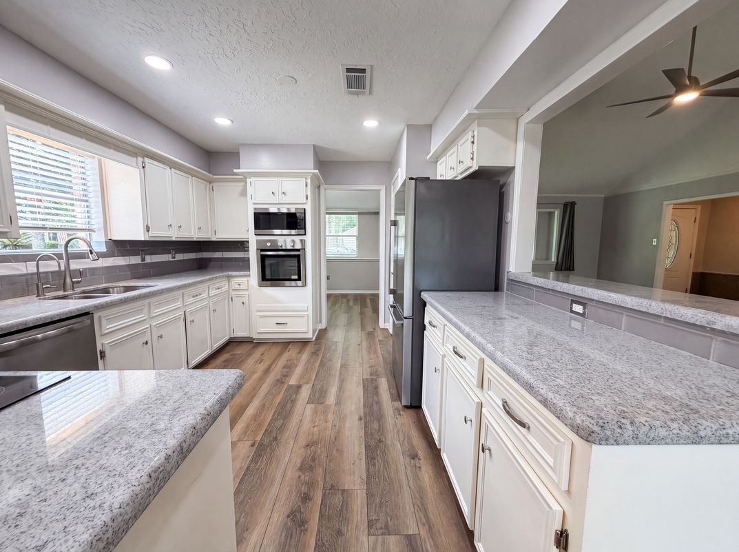 Photo 2 of 20 of 10327 Sweetwood Dr, Houston, TX