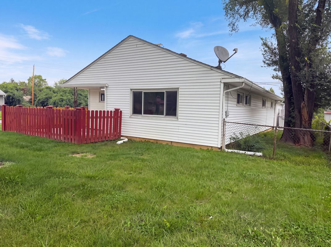Photo 5 of 26 of 2221 Myrtle Ave, Columbus, OH