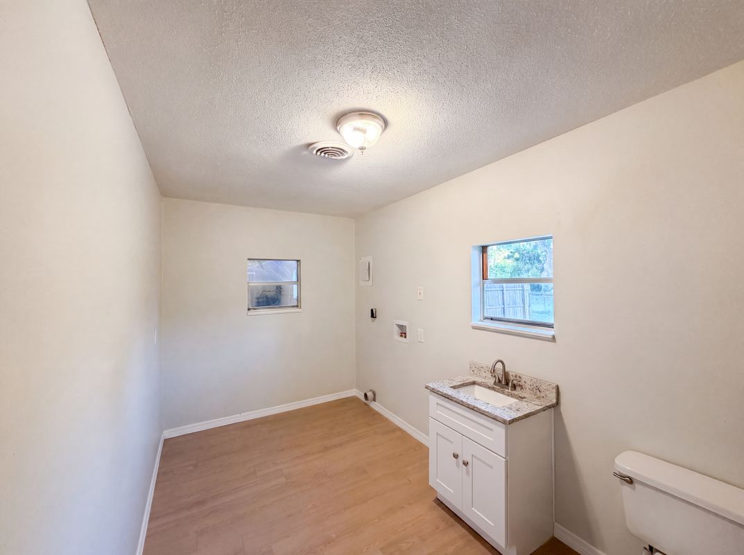 Photo 16 of 21 of 827 Dora Ave, Tavares, FL