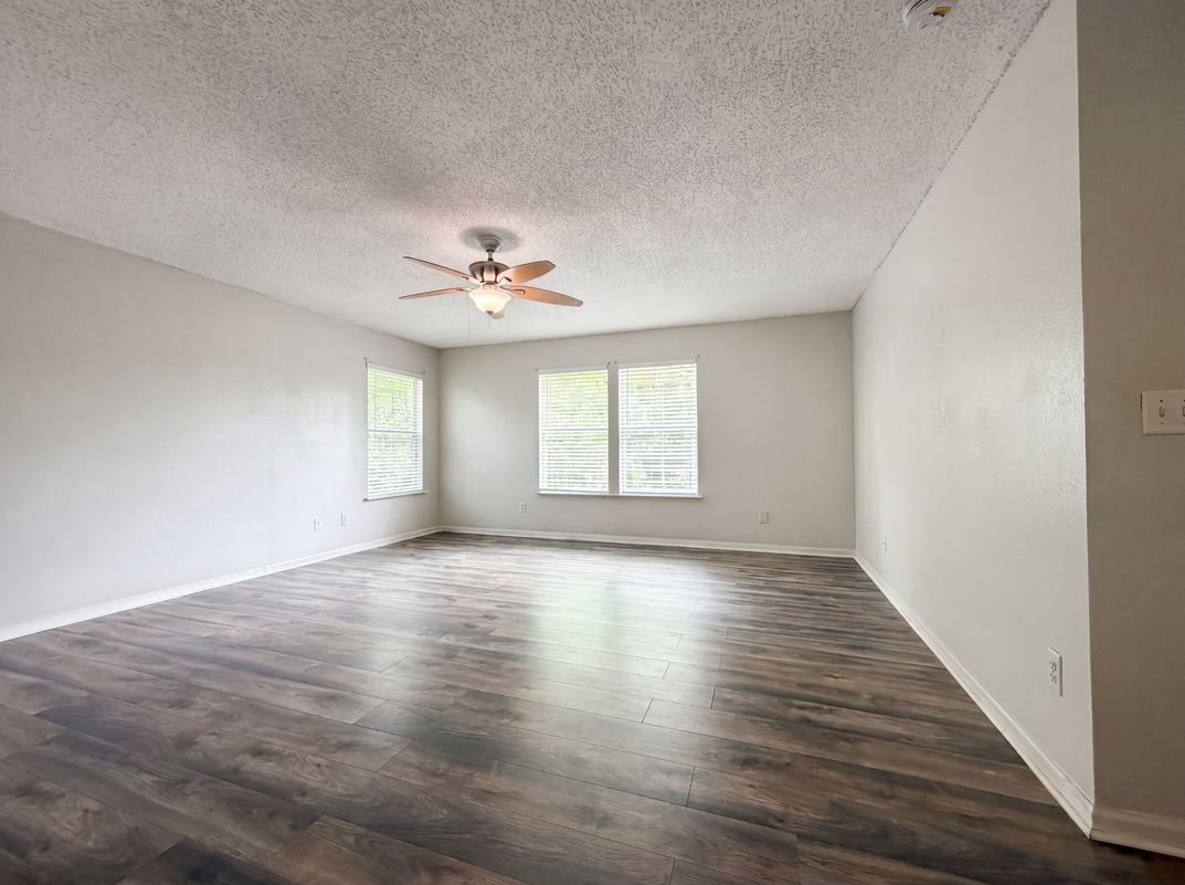 Photo 11 of 27 of 7002 Beekman Lake Dr, Jacksonville, FL