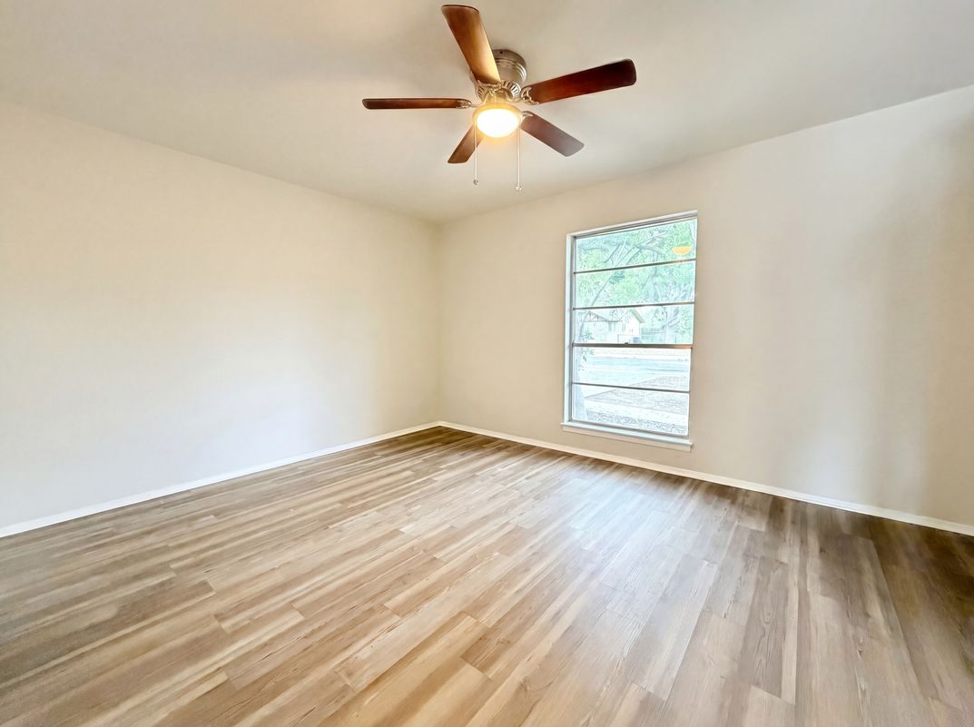 Photo 4 of 17 of 208 Forest Way, Schertz, TX