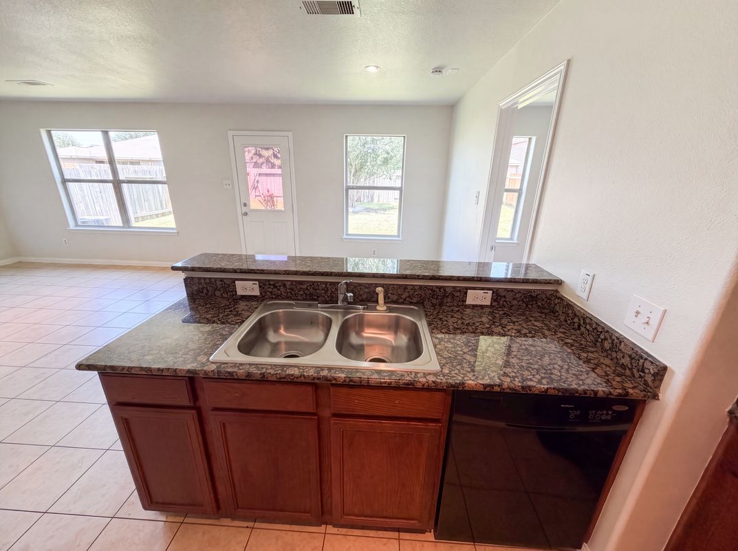 Photo 8 of 19 of 907 Amaryllis Rd, Baytown, TX