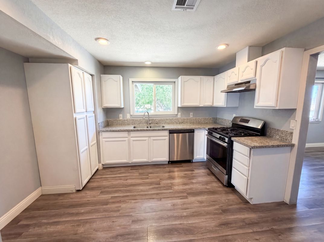 Photo 7 of 24 of 15929 La Verida Dr, Victorville, CA