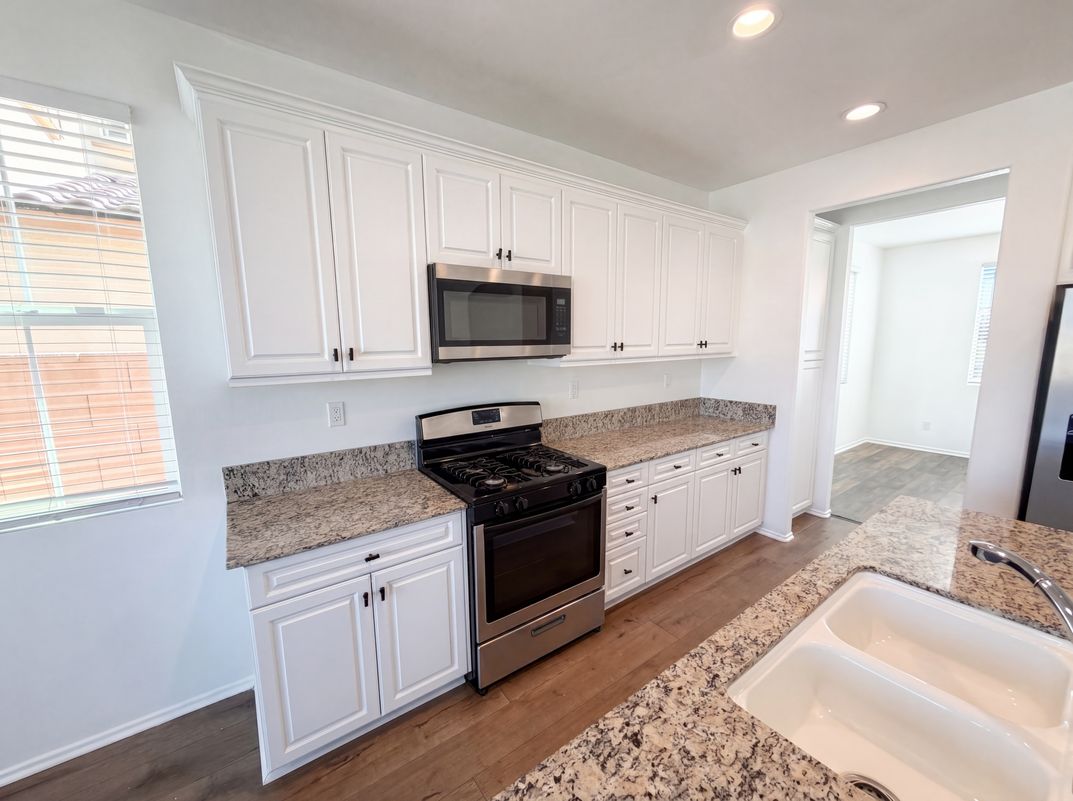 Photo 7 of 34 of 15110 Paseo Verde Pl, Victorville, CA