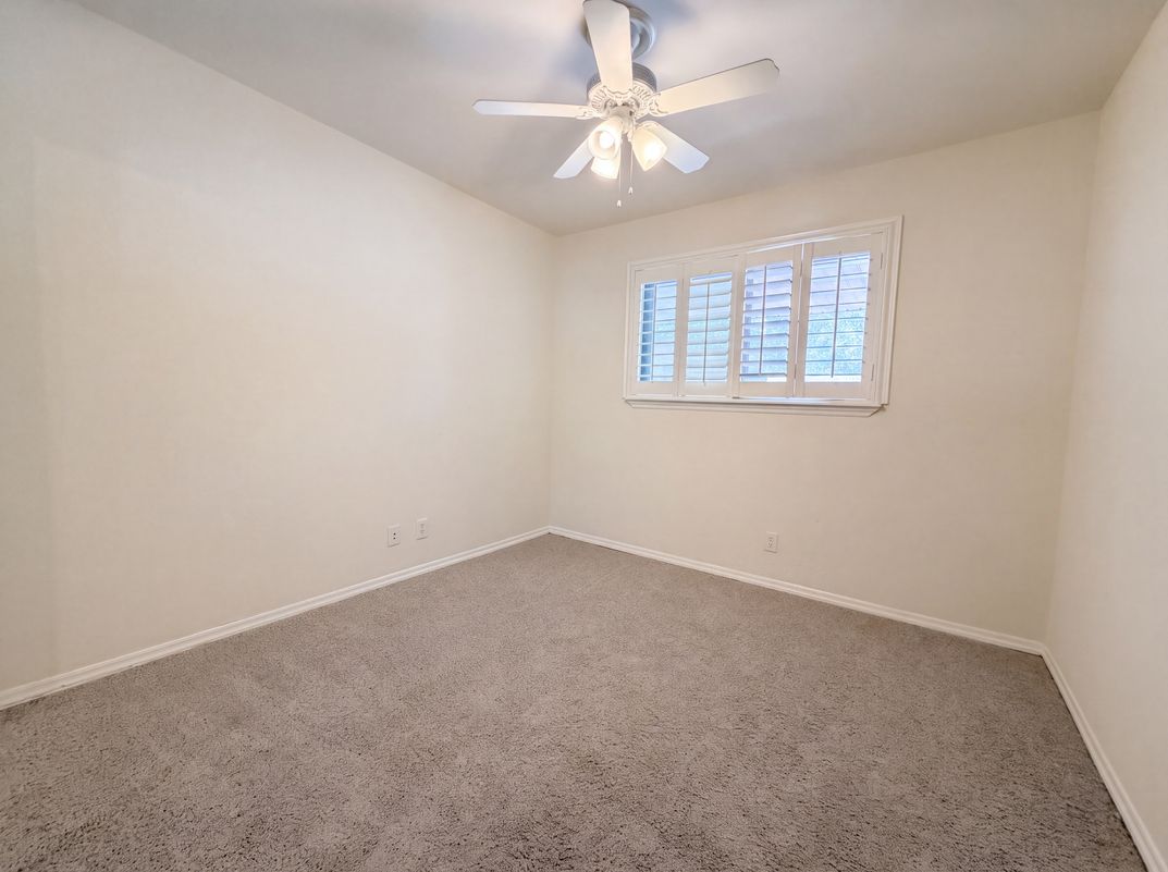 Photo 4 of 21 of 326 De Soto Dr, Universal City, TX