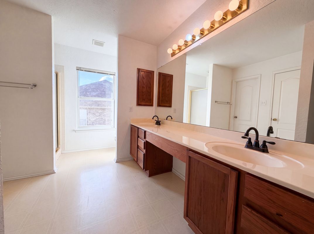 Photo 9 of 19 of 121 Springtree Fld, Cibolo, TX