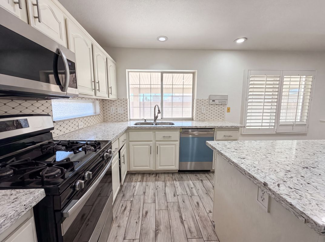 Photo 10 of 27 of 6335 Pavestone Ln, Las Vegas, NV