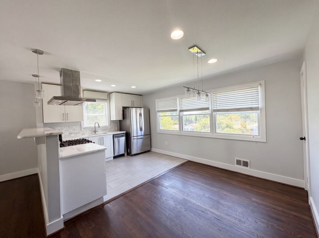 Photo 8 of 24 of 6515 Carriage Dr, Alexandria, VA