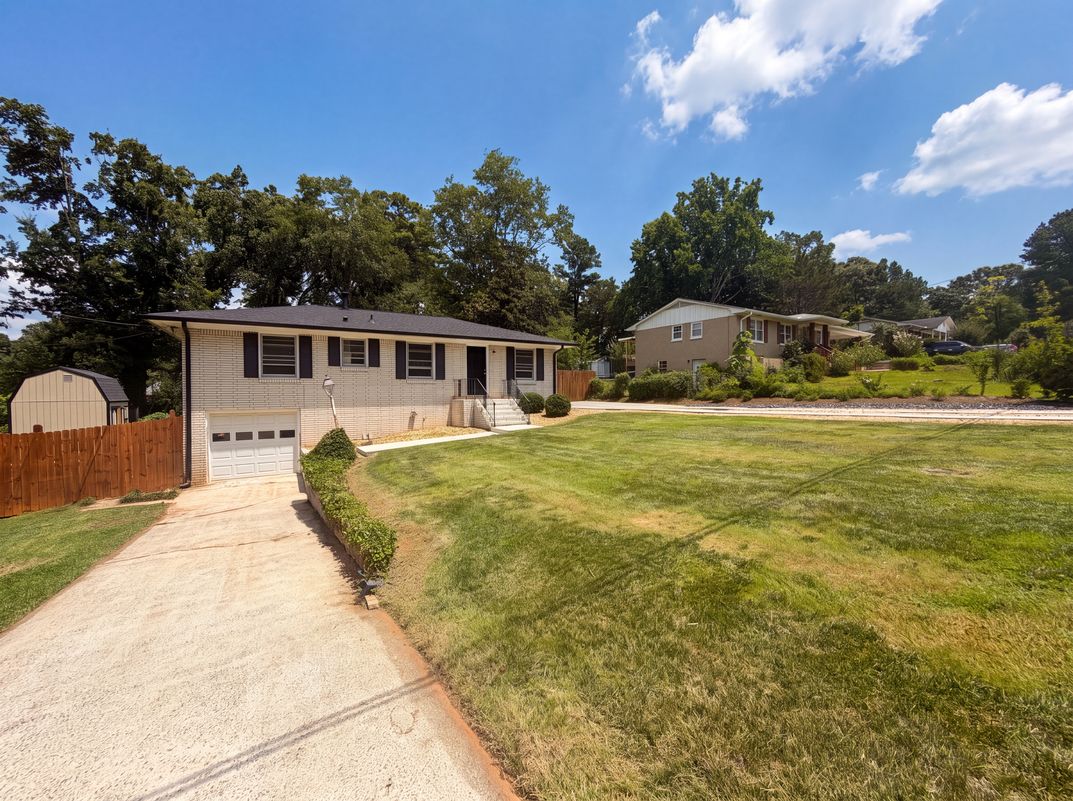 Photo 13 of 17 of 3119 Holbrook Dr SW, Marietta, GA