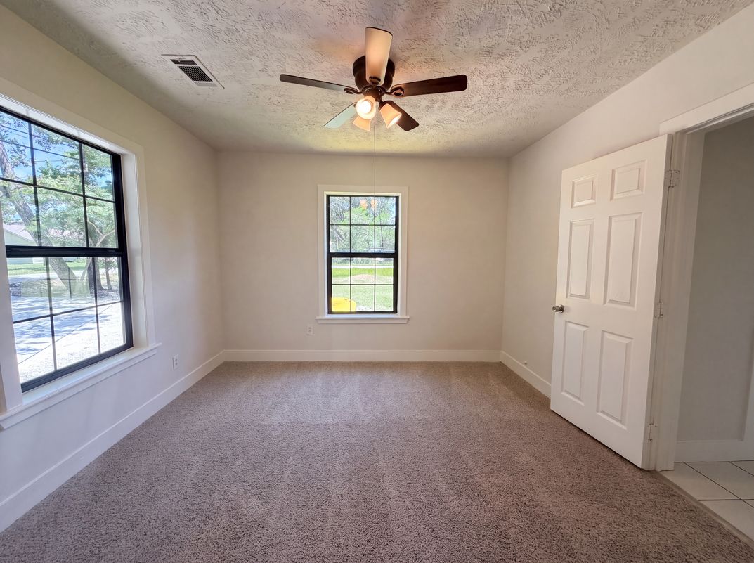 Photo 13 of 16 of 415 Mallie St, Conroe, TX
