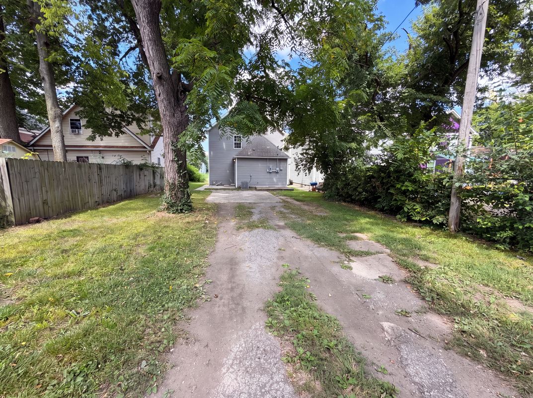 Photo 18 of 21 of 2615 Boulevard Pl, Indianapolis, IN