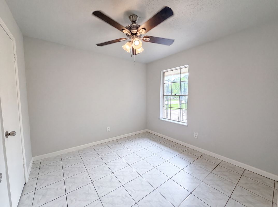 Photo 9 of 18 of 12510 Daventry Ln, Houston, TX