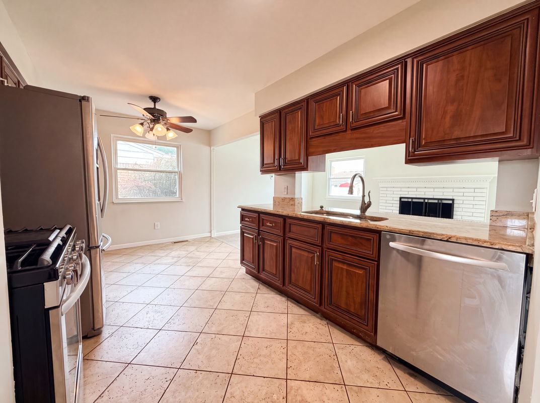 Photo 6 of 19 of 14729 Moran Rd, Allen Park, MI