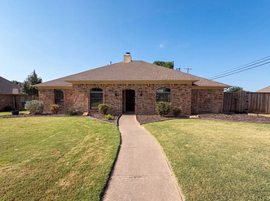 Property photo 1 of 3032 Laguna Dr